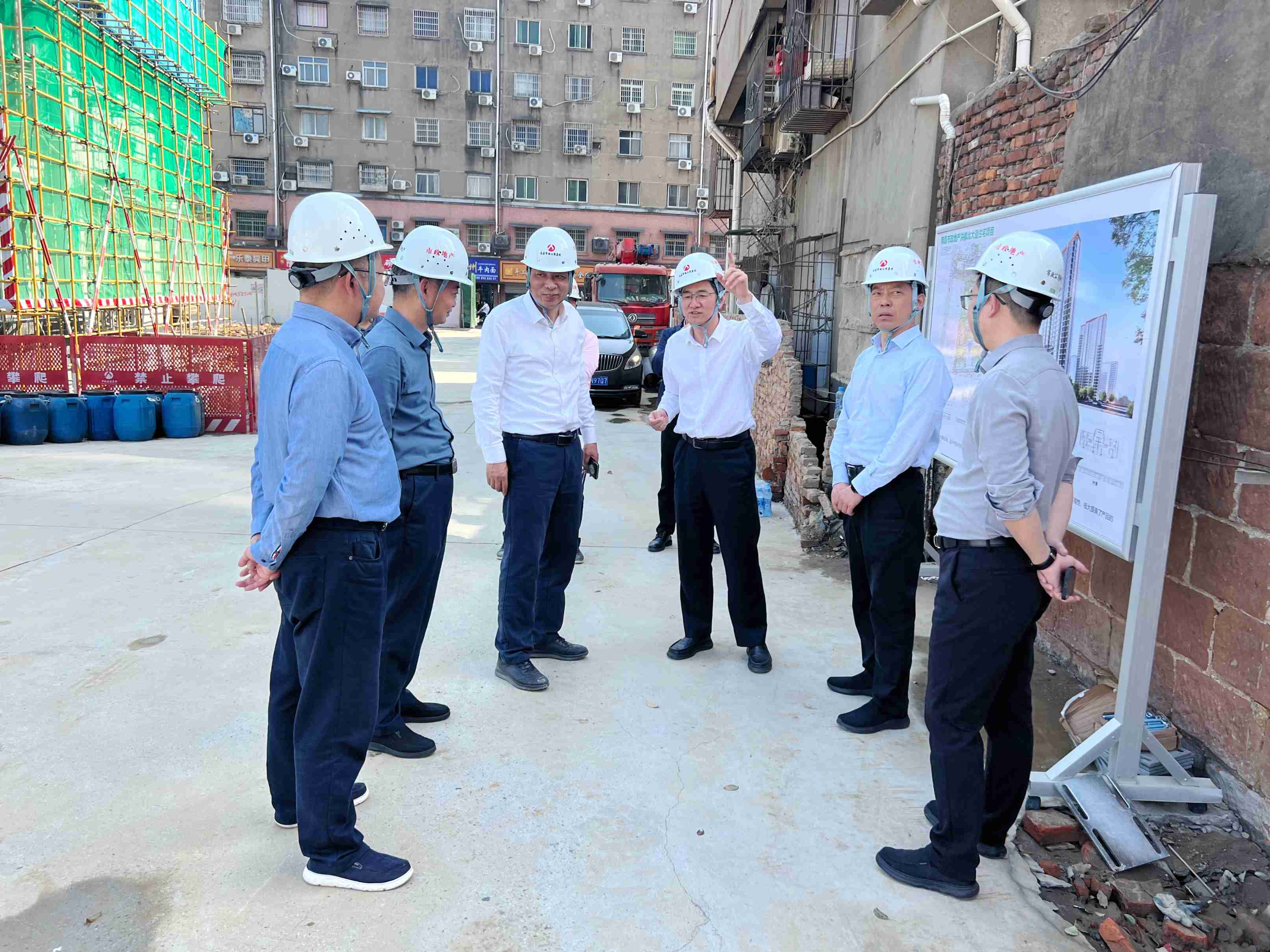 南昌市國(guó)資委黨委書(shū)記、主任陳建軍一行深入我司承建的南昌市政地產(chǎn)洪都北大道住宅項(xiàng)目調(diào)研