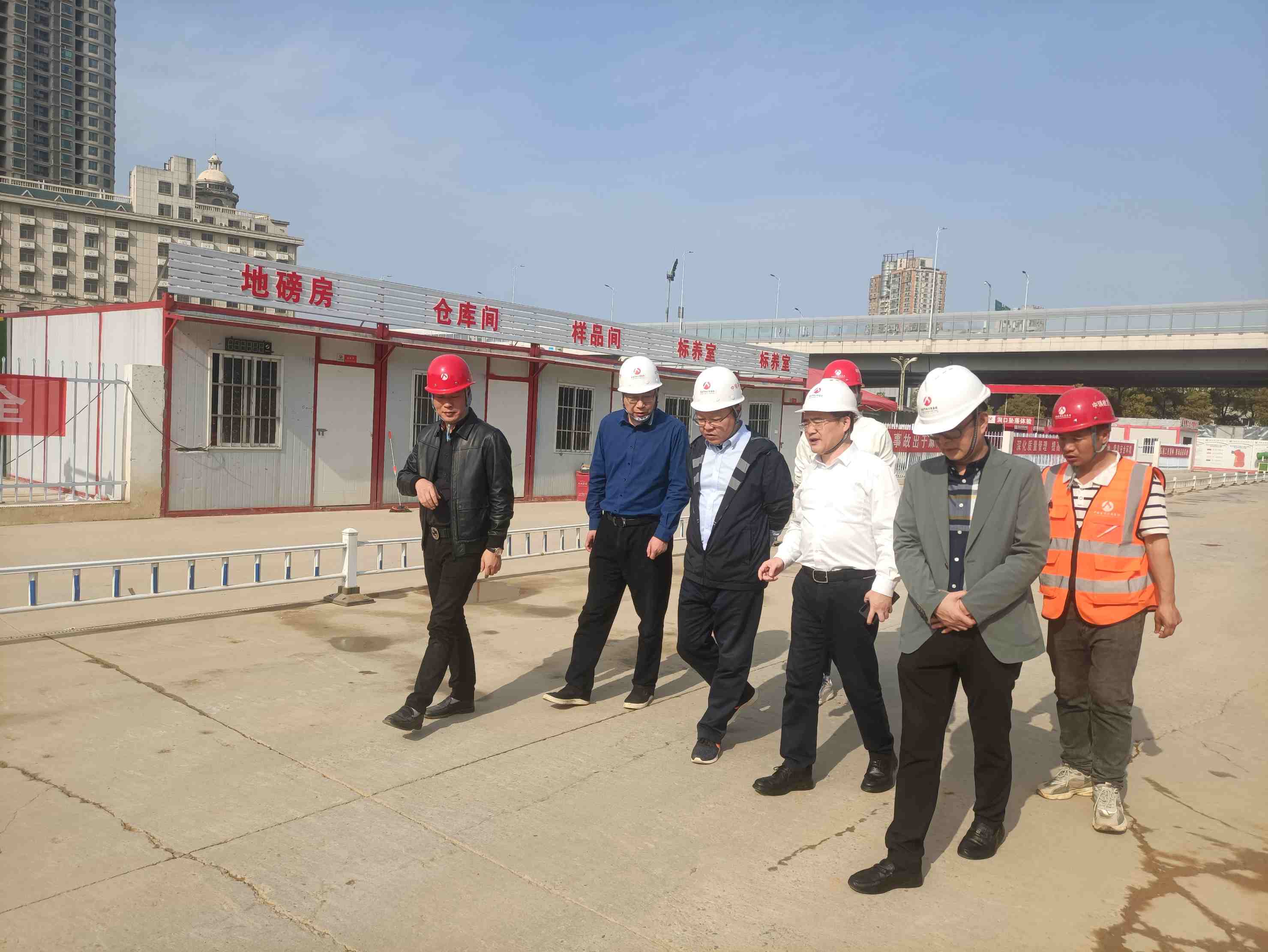 市政公用集團(tuán)黨委委員、副總經(jīng)理鄒建偉一行深入我司承建的南昌市政地產(chǎn)錦繡文瀾項(xiàng)目開(kāi)展安全生產(chǎn)工作督導(dǎo)檢查